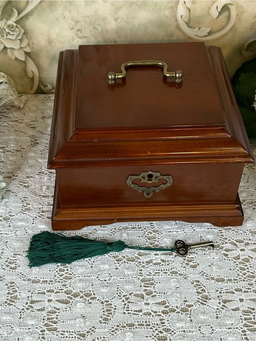 Bombay Jewelry Box locking with key, green velvet, removable tray ring holder